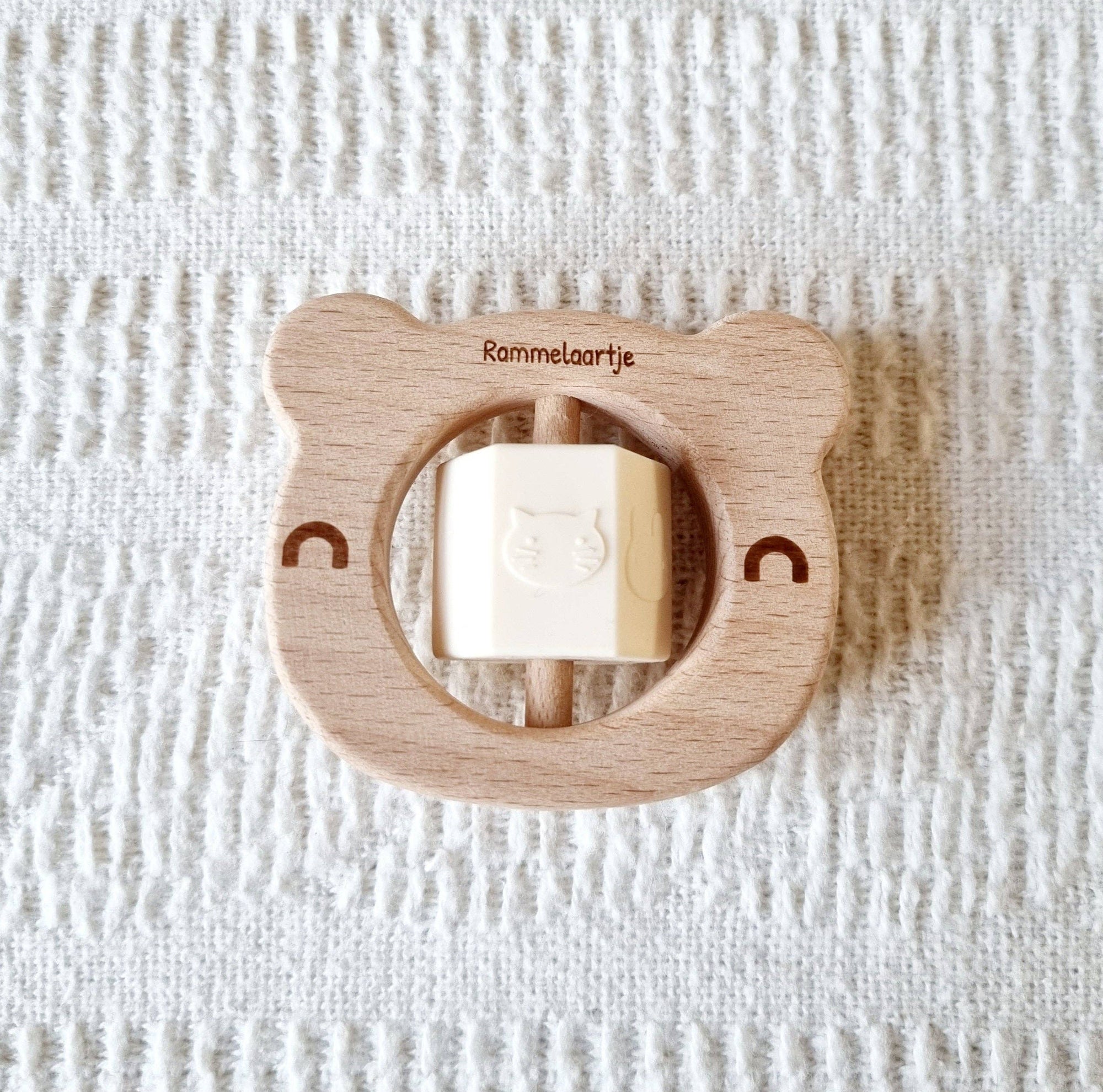 Beigefarbene Bärenrassel aus Holz mit rotierendem Silikonblock  Rammelaartje