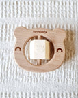 Beigefarbene Bärenrassel aus Holz mit rotierendem Silikonblock  Rammelaartje   