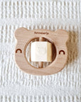 Beigefarbene Bärenrassel aus Holz mit rotierendem Silikonblock  Rammelaartje