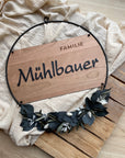 Familienschild Mit Individuell Graviertem Holzelement Und Metallring In 30 Oder 40 Cm Lothi