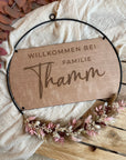Familienschild Mit Individuell Graviertem Holzelement Und Metallring In 30 Oder 40 Cm Lothi