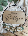 Familienschild Mit Individuell Graviertem Holzelement Und Metallring In 30 Oder 40 Cm Lothi
