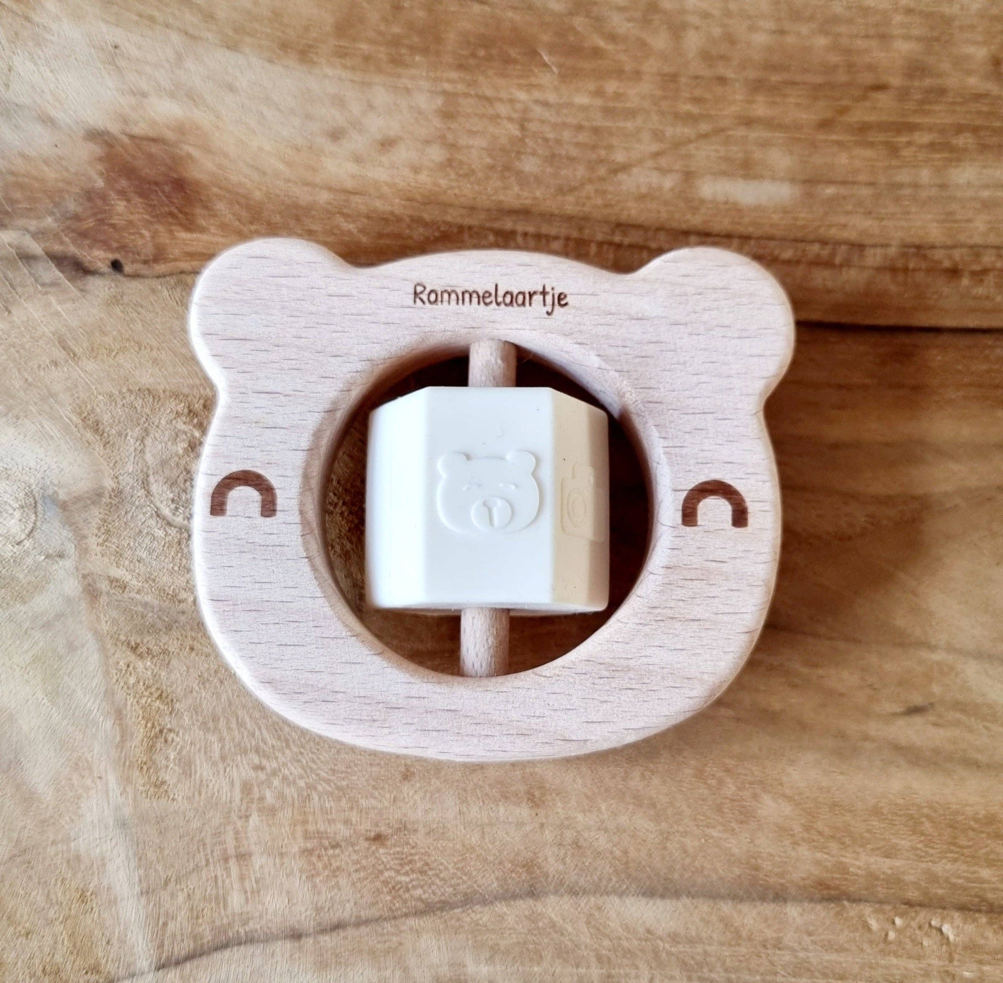 Beigefarbene Bärenrassel aus Holz mit rotierendem Silikonblock  Rammelaartje