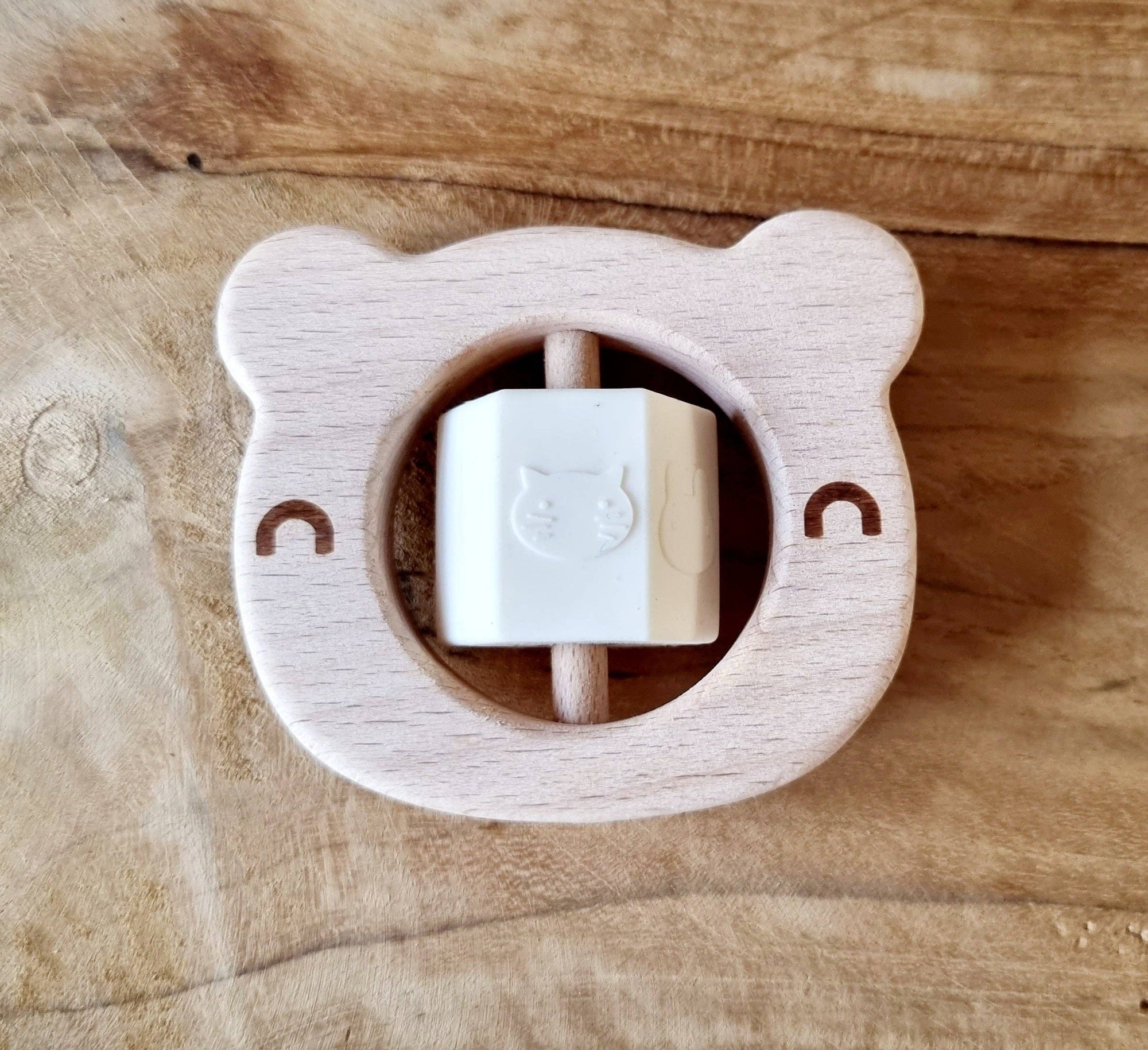 Beigefarbene Bärenrassel aus Holz mit rotierendem Silikonblock  Rammelaartje