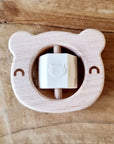 Beigefarbene Bärenrassel aus Holz mit rotierendem Silikonblock  Rammelaartje