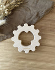 Handgefertigtes Zahnrad Aus Ahornholz – Zahnen Linderung & Personalisierbares Spielzeug Lothi Wolke