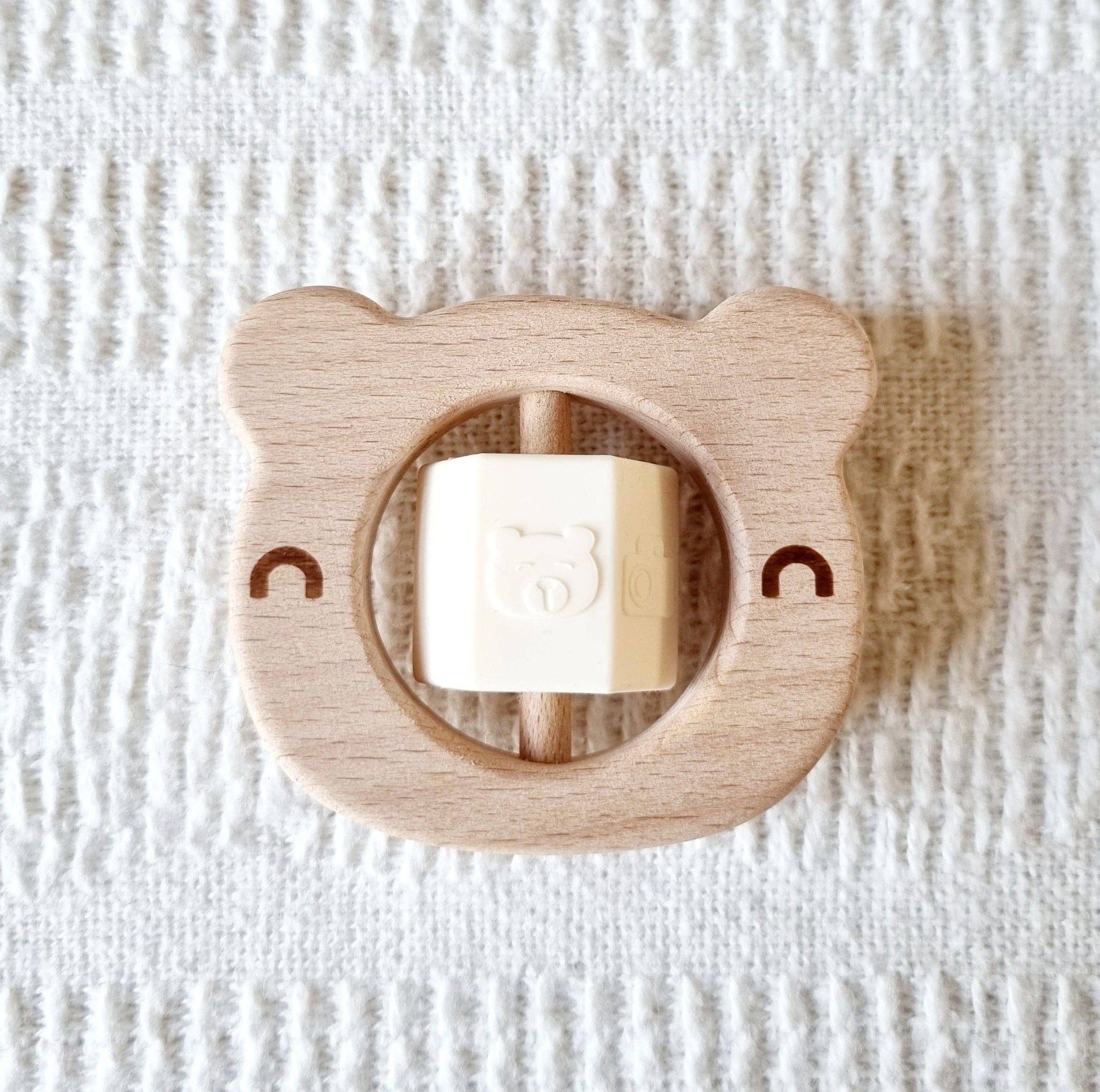 Beigefarbene Bärenrassel aus Holz mit rotierendem Silikonblock  Rammelaartje