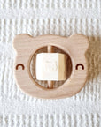 Beigefarbene Bärenrassel aus Holz mit rotierendem Silikonblock  Rammelaartje