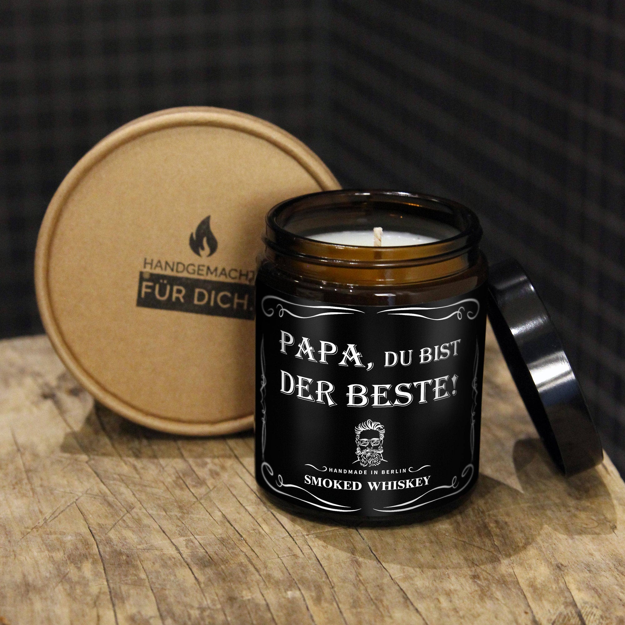 Männer Duftkerze Mit Papa Motiv – Handgemachte Sojawachs Kerze In Geschenkbox Mit Whiskey Aroma mysoy‎® Duftkerzen-Manufaktur