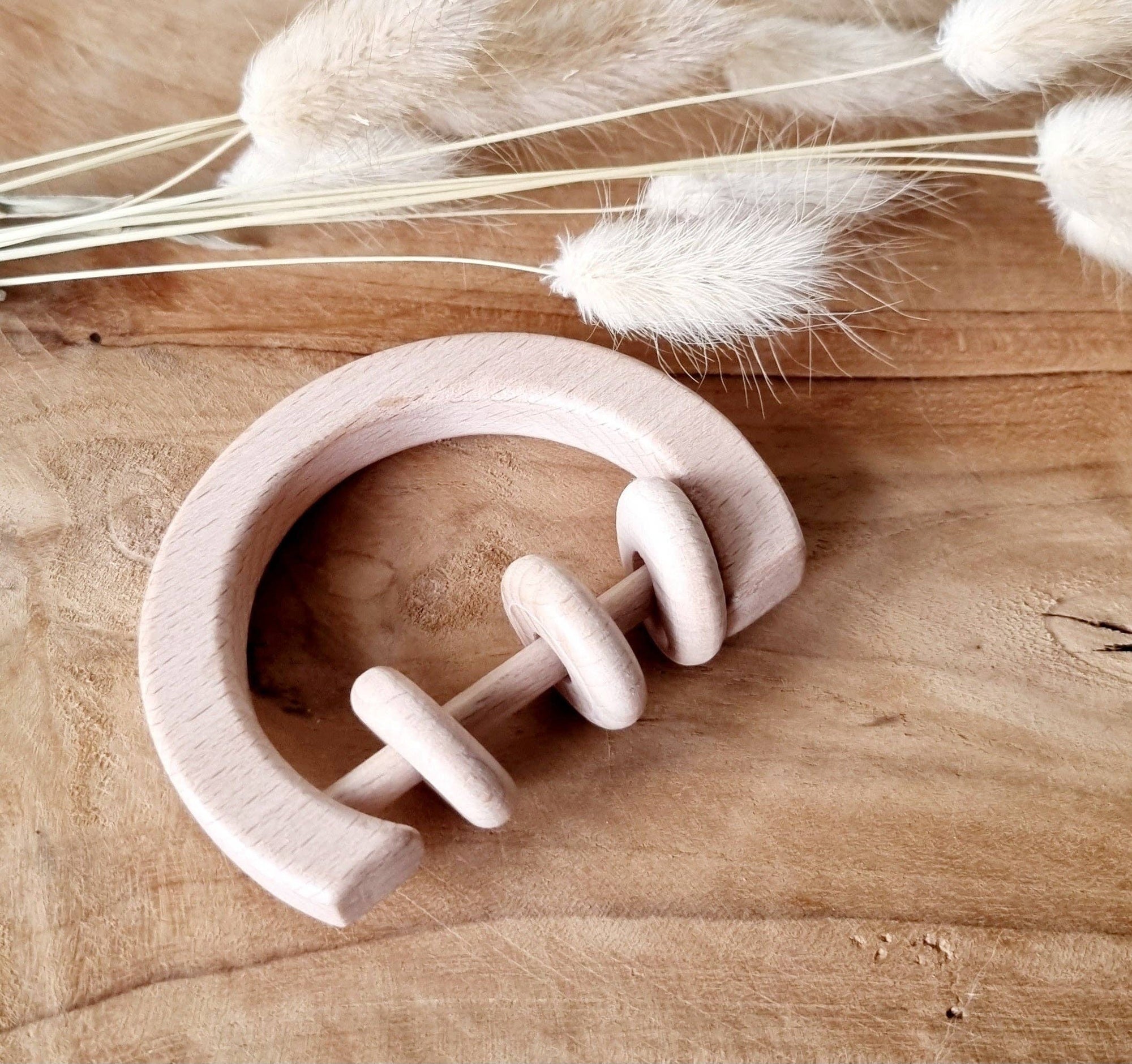 Holzrassel mit runden Ringen  Rammelaartje   